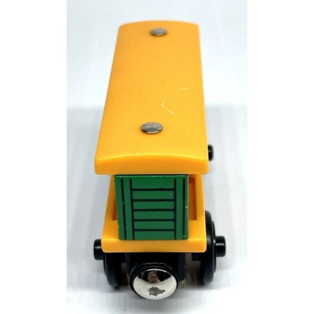 Thomas & Friends BOX CAR Wooden Magnetic Train‎ Yellow Green Sliding Door